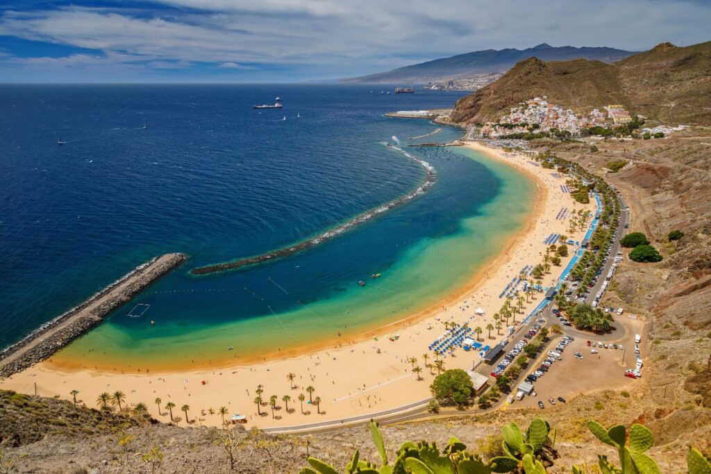 Playa de las Teresitas mit dem Wellenbrecher aus der Luft
