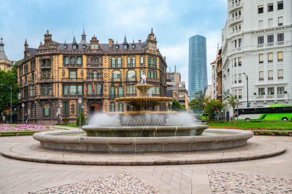 Der Springbrunnen auf der Plaza Moyua in Abando in Bilbao