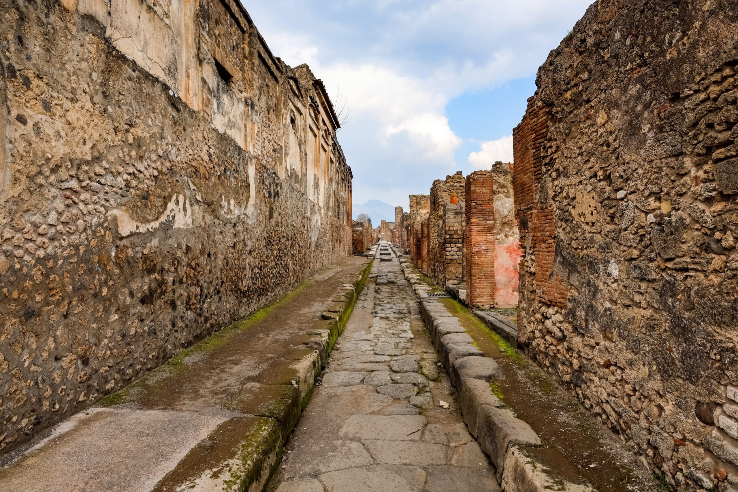 Römische Straße in Pompeji mit dem Vesuv am Ende