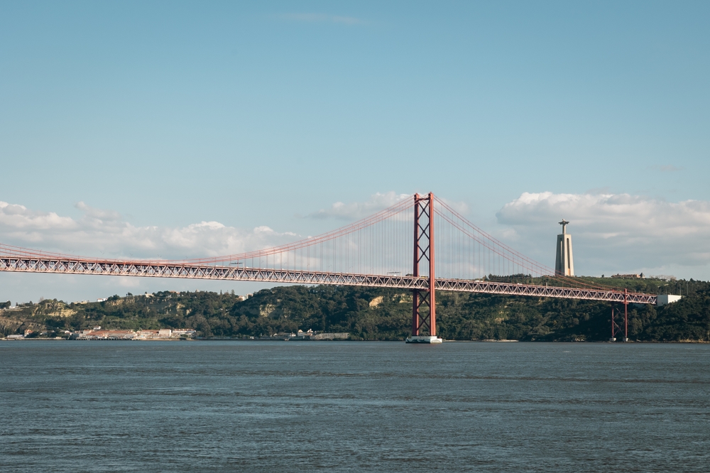 Brücke Ponte 25 de Abril und Cristo Rei am Tejo in Lissabon