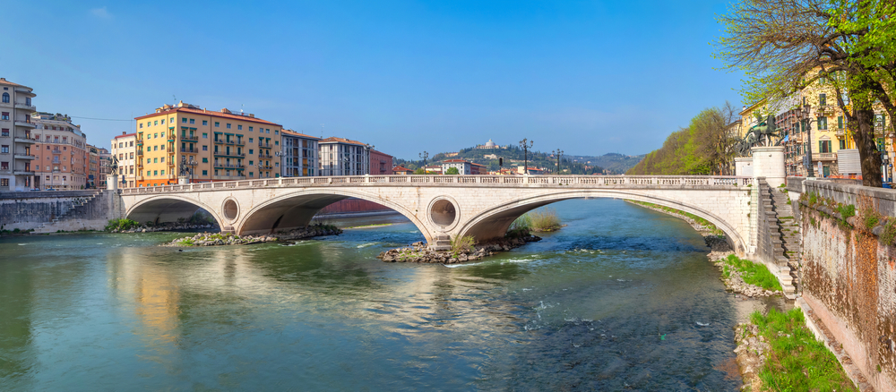 Panorama der Brücke Ponte della Vittoria über die Etsch zwischen der Altstadt und Borgo Trento in Verona