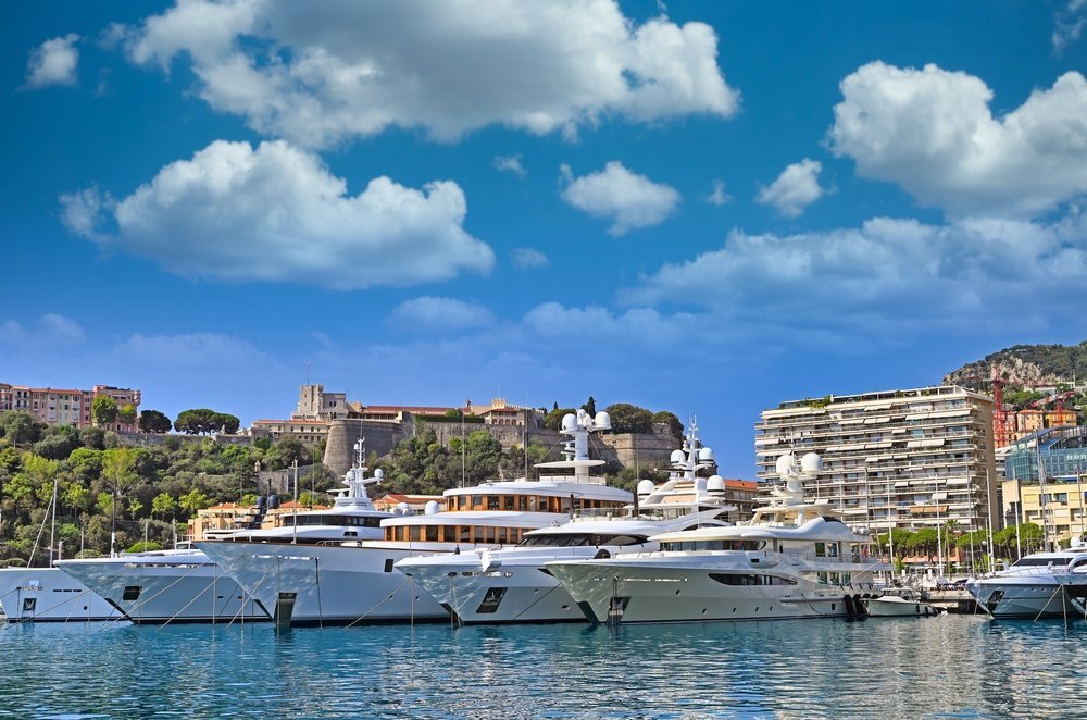 Port Hercule mit Yachten und dem Felsen von Monaco-Ville im Hintergrund