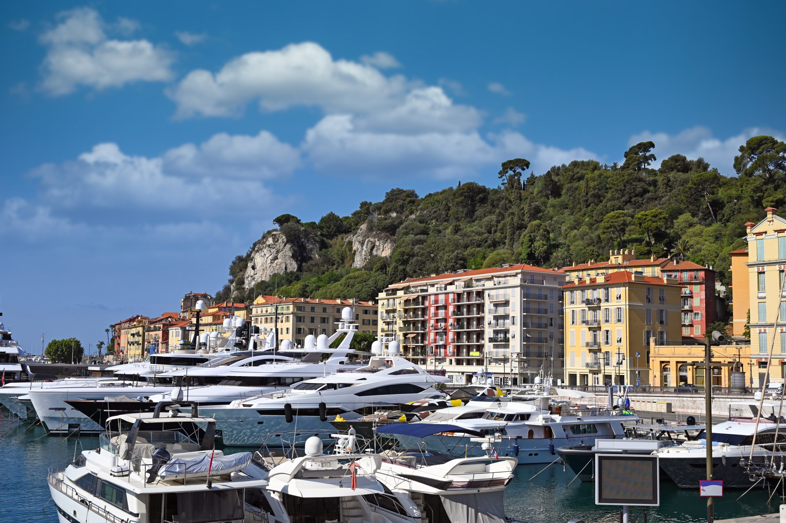 Port Lympia mit Jachten und Segelbooten in Nizza