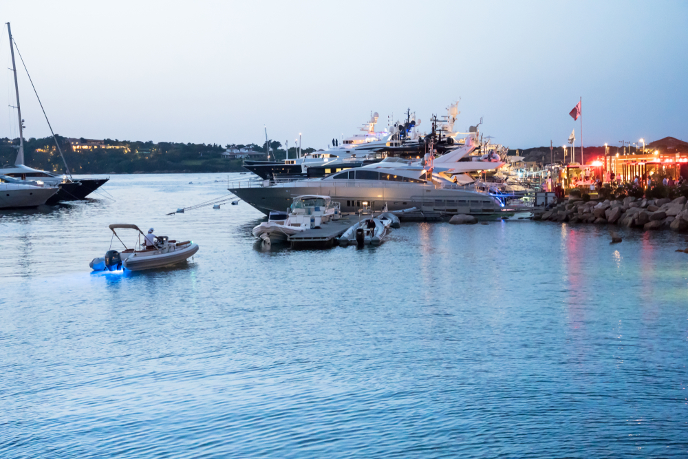 Luxusjachten im Jachthafen von Porto Cervo an der Costa Smeralda am Abend