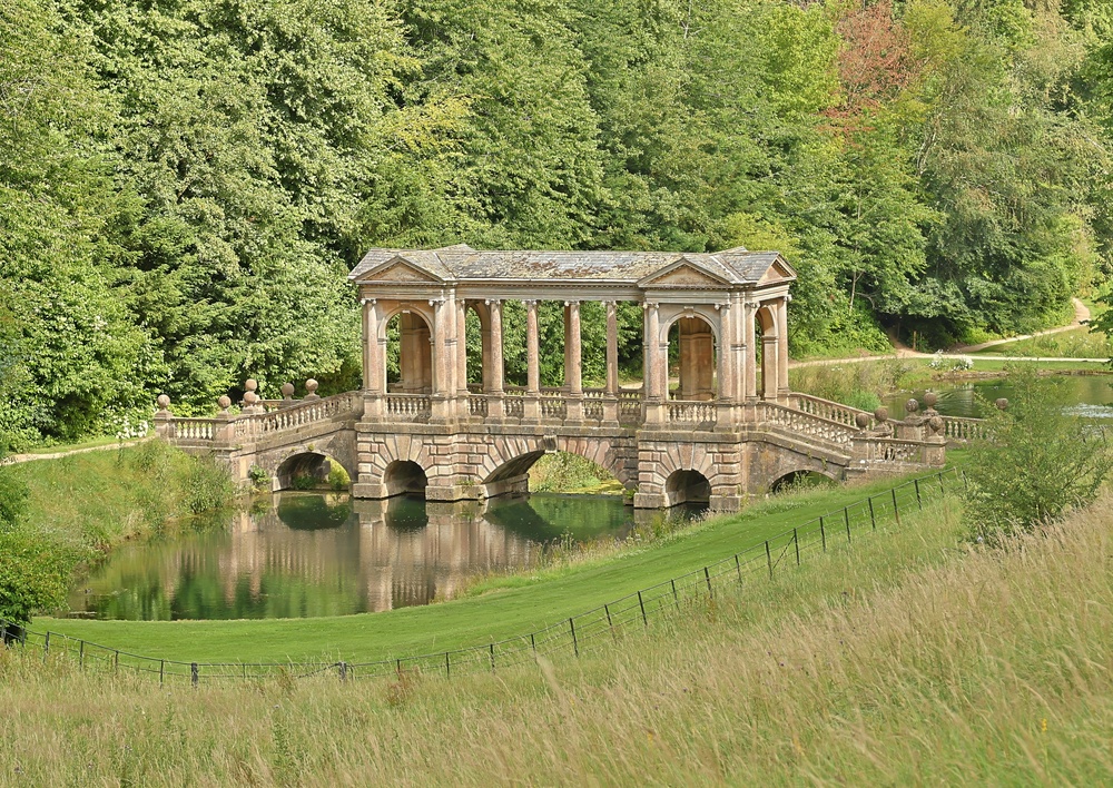 Die palladianische Brücke im Prior Park Landscape Garden oberhalb von Widcombe in Bath