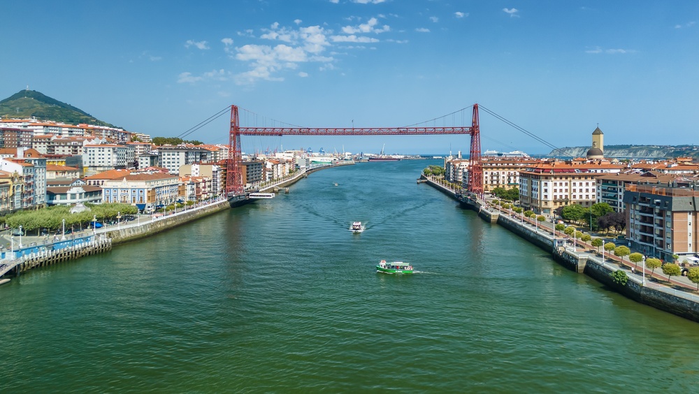 Luftaufnahme der Biskaya-Brücke Puente Bizkaia bei Getxo