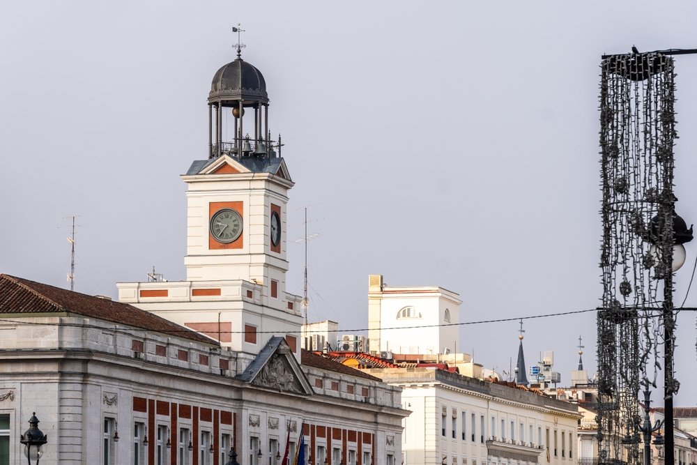 Die Puerta del Sol in Madrid mit dem Uhrturm der Casa de Correos