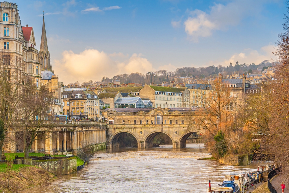 Die Pulteney Bridge über den Fluss Avon in Bath