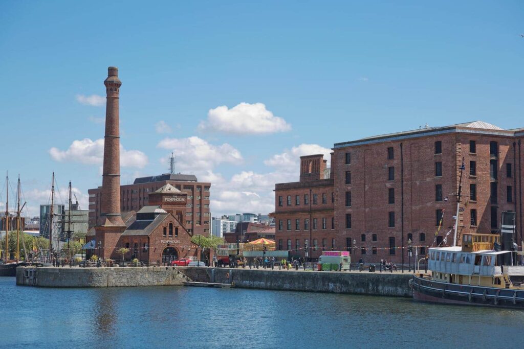 Das Pump House und die roten Lagerhäuser am Royal Albert Dock in Liverpool