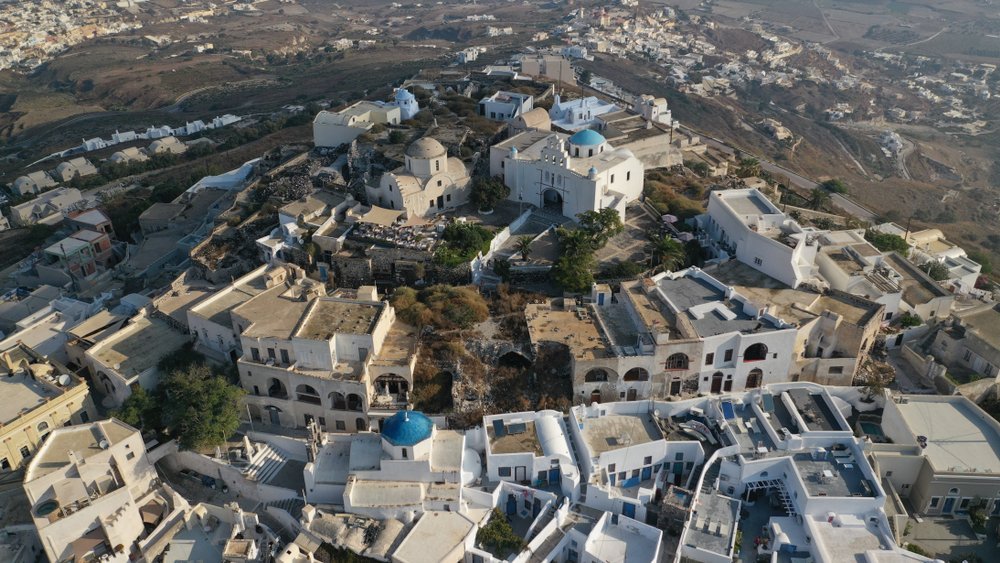 Pyrgos und die Burg auf dem Hügel aus der Luft
