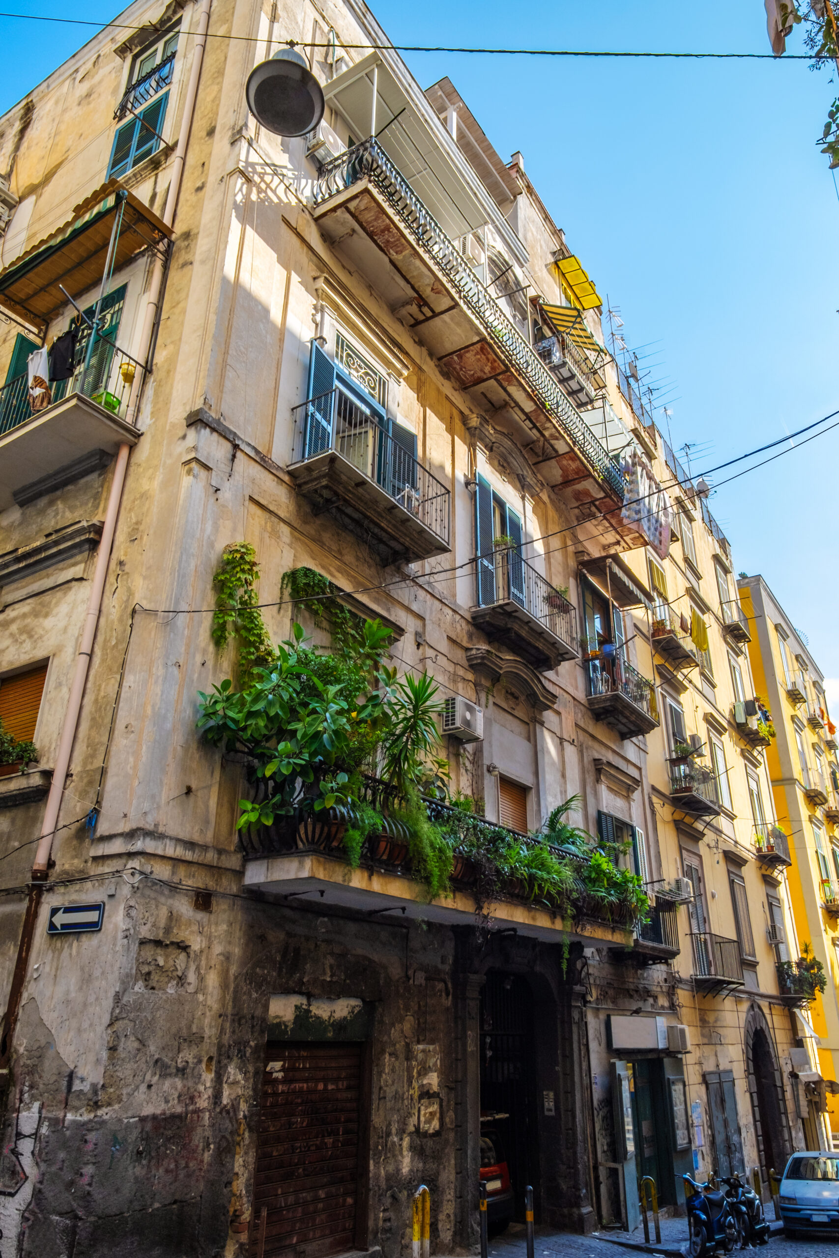 Gasse in den Quartieri Spagnoli in Neapel