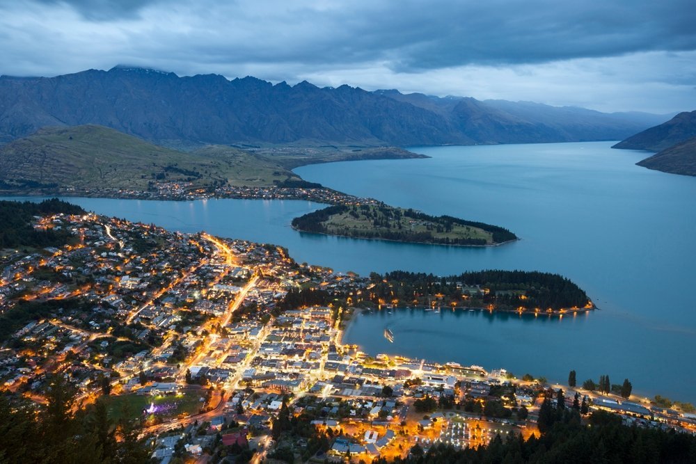 Queenstown am Lake Wakatipu mit der Bergkette The Remarkables