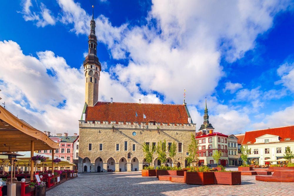 Raekoja Plats und das alte Rathaus in der Old Town von Tallinn