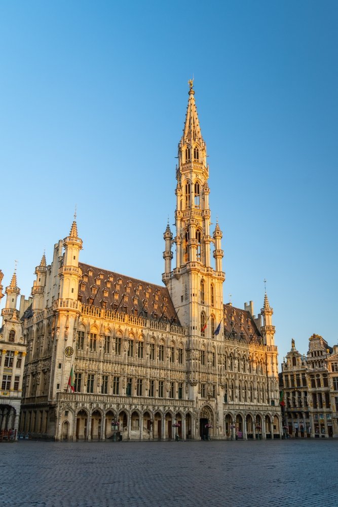 Das Rathaus und die Zunfthäuser an der Grand Place in Brüssel bei Sonnenaufgang