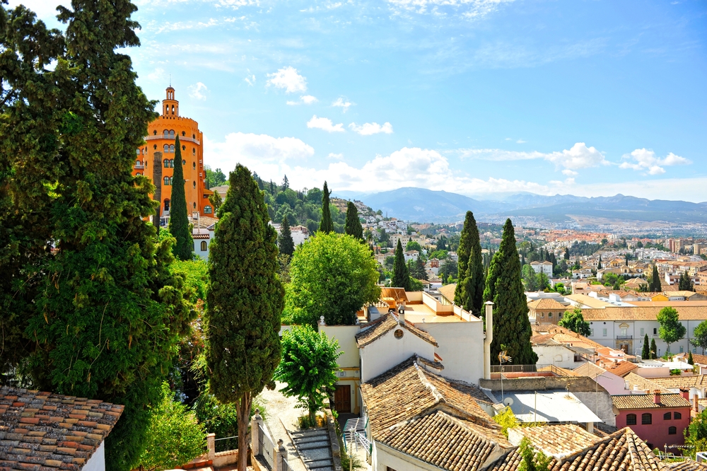 Panorama über das Viertel El Realejo in Granada mit der Sierra Nevada im Hintergrund