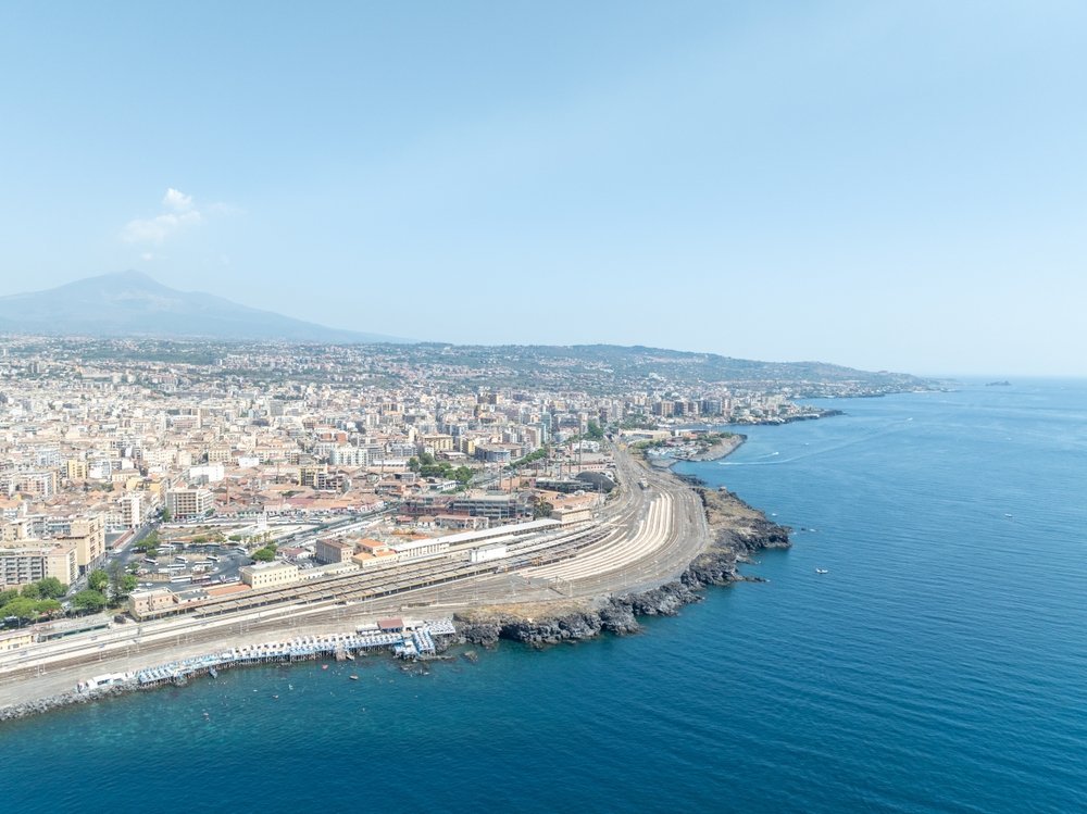 Regionalzug im Bahnhof Catania Centrale