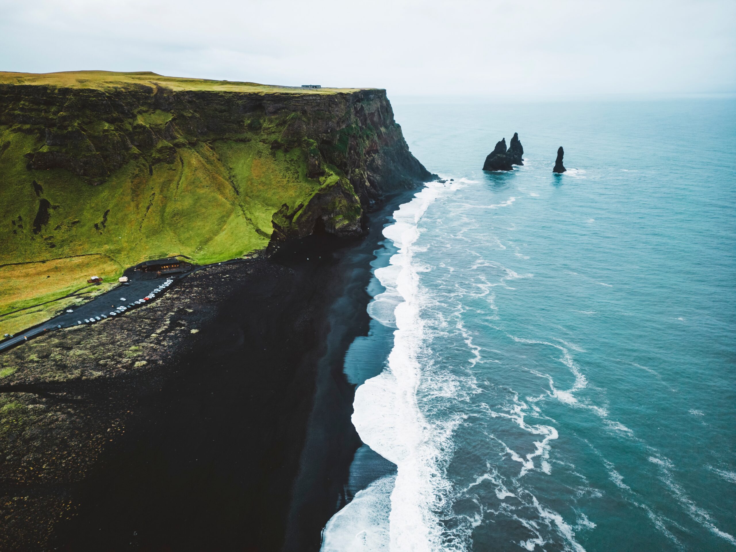 Die Reynisdrangar am Strand Reynisfjara