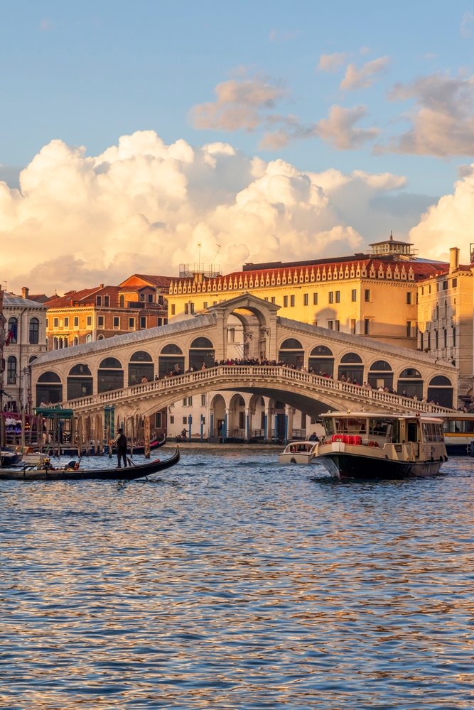 Die Rialtobrücke über den Canal Grande in Venedig