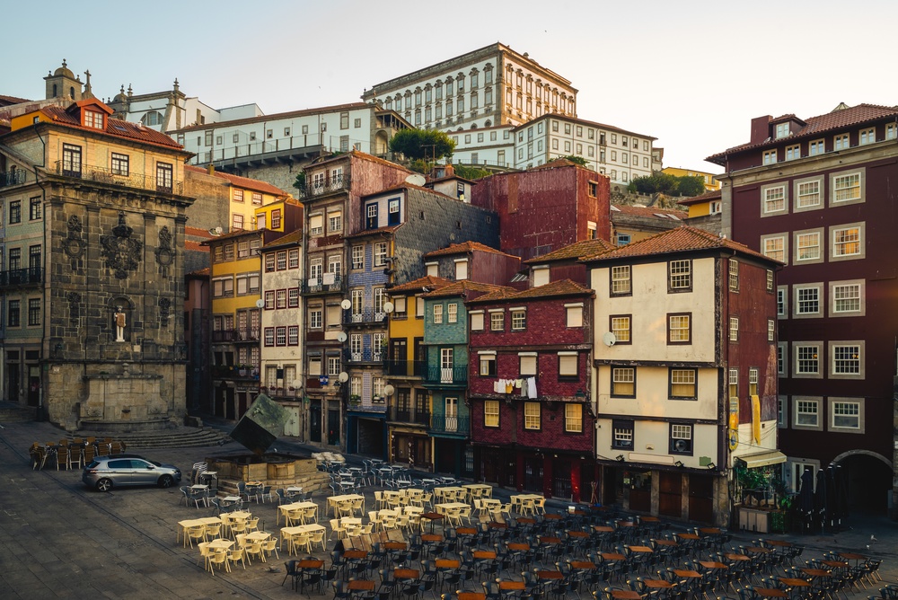 Das Viertel Ribeira am Fluss Douro in Porto mit bunten Häusern am Cais da Ribeira