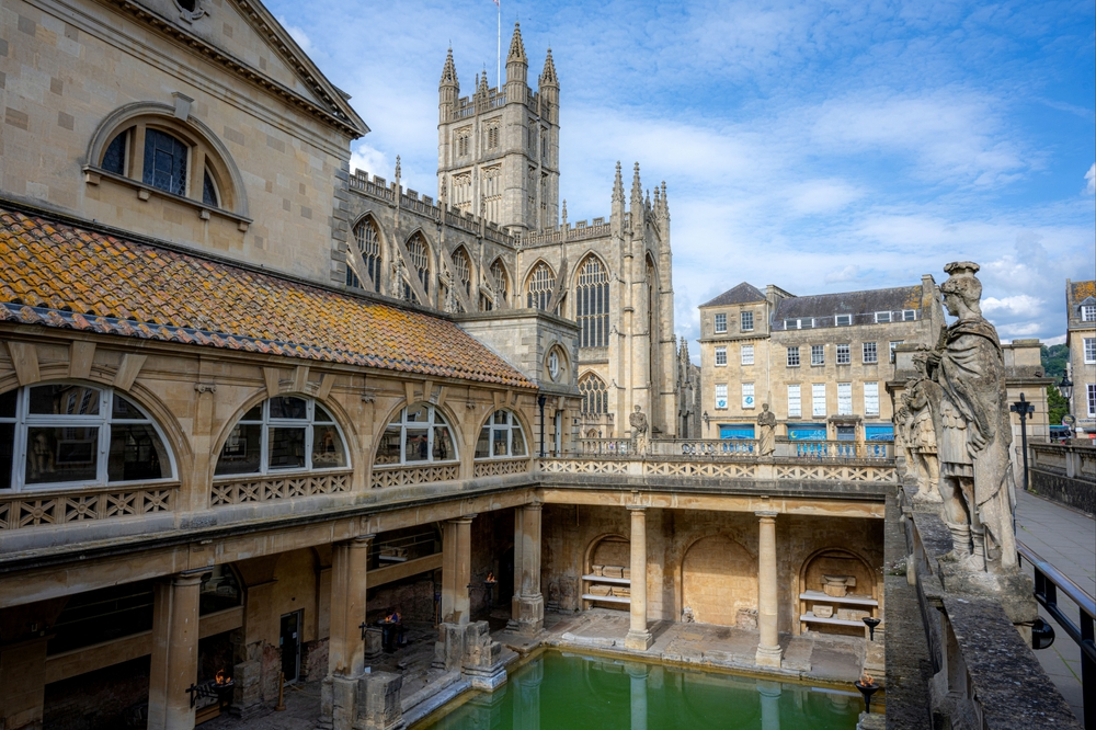 Die historischen Roman Baths im Zentrum von Bath mit der Bath Abbey im Hintergrund