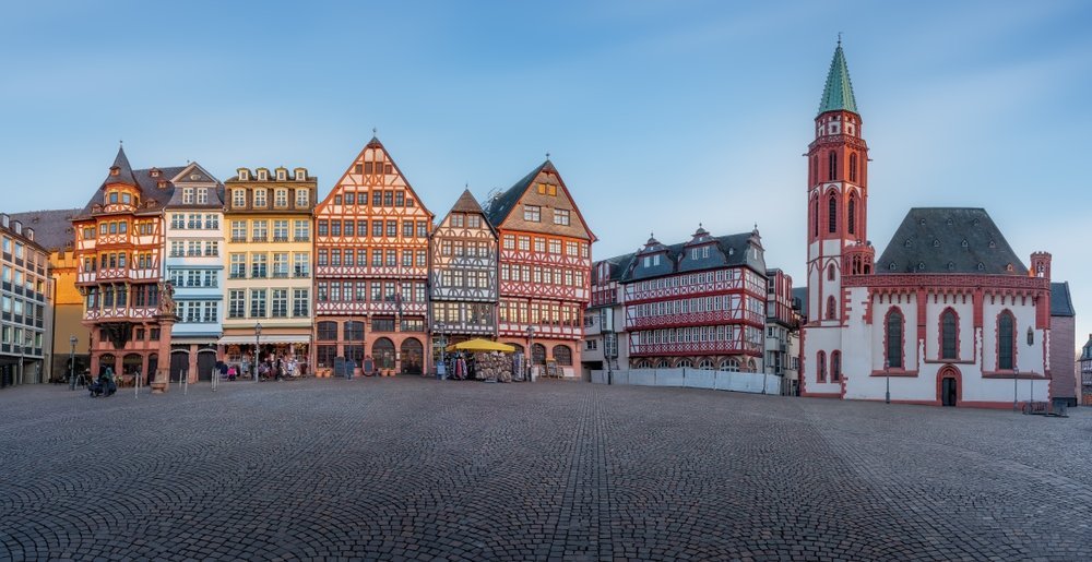 Römerberg mit Fachwerkhäusern und der Alten Nikolaikirche in Frankfurts Old Town