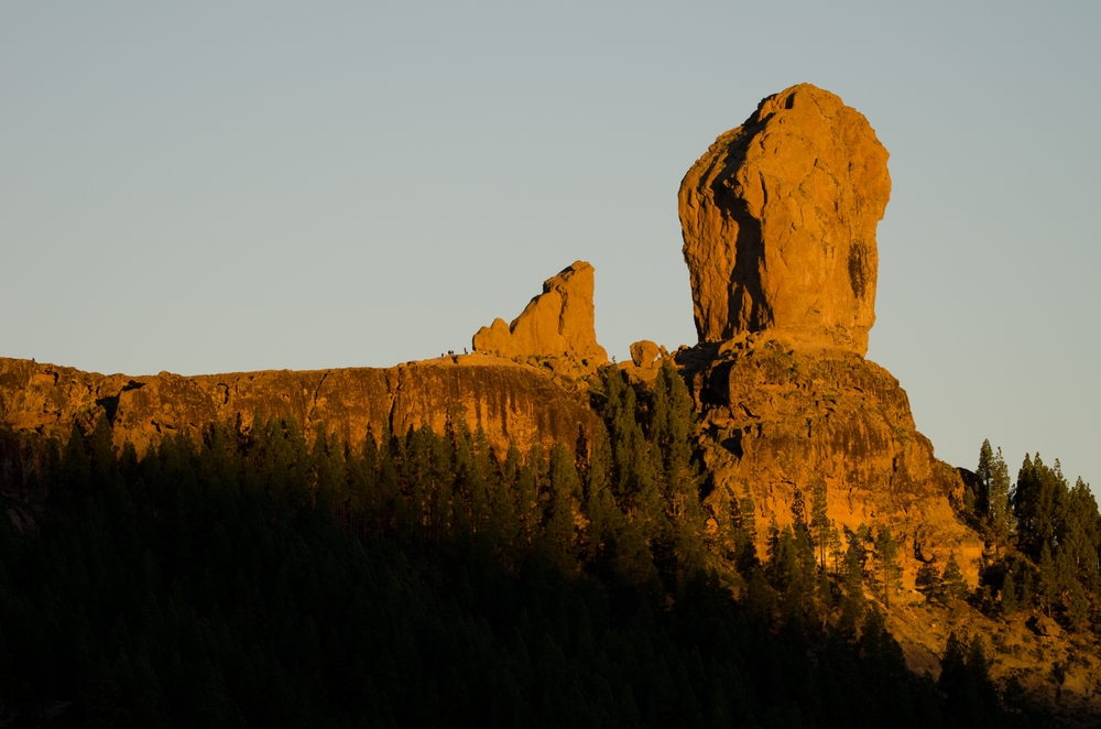 Der Roque Nublo im Morgengrauen in den Bergen bei Tejeda auf Gran Canaria
