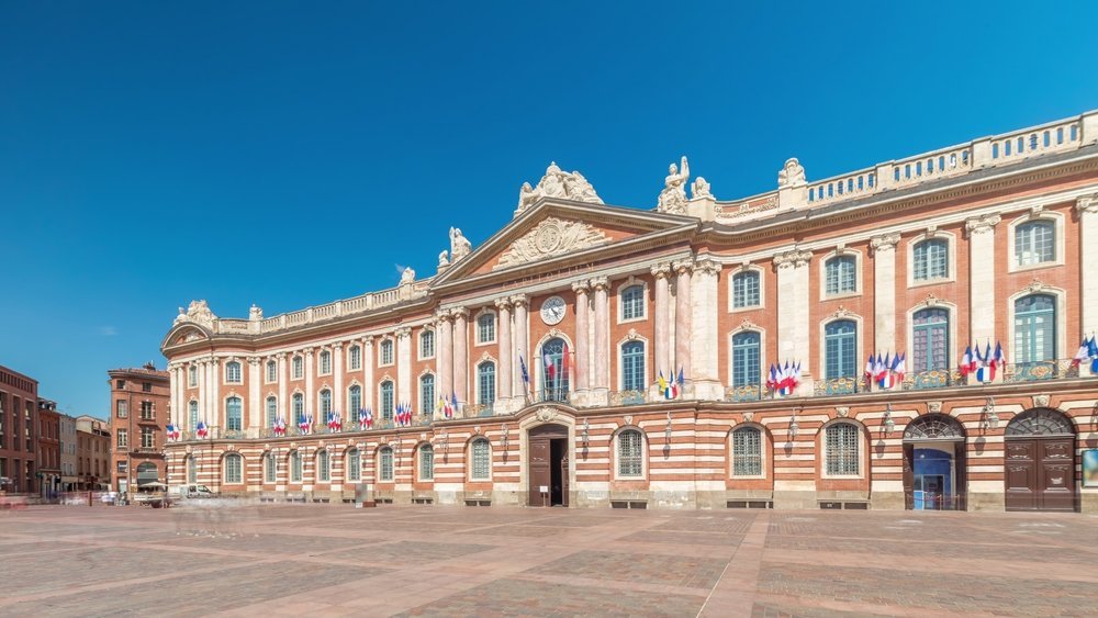 Die rosarote Fassade des Capitole an der Place du Capitole in Toulouse