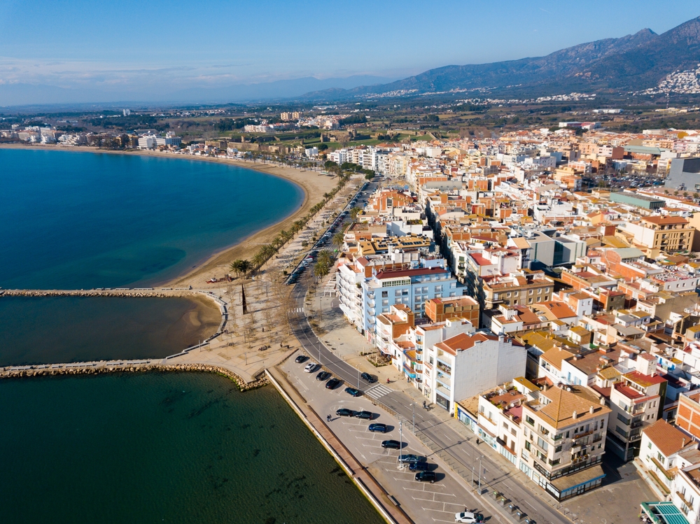 Der Ferienort Roses an der Costa Brava aus der Luft mit Strand und Promenade