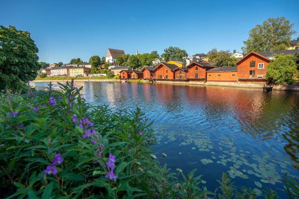 Die roten Speicherhäuser am Fluss in Porvoo östlich von Helsinki
