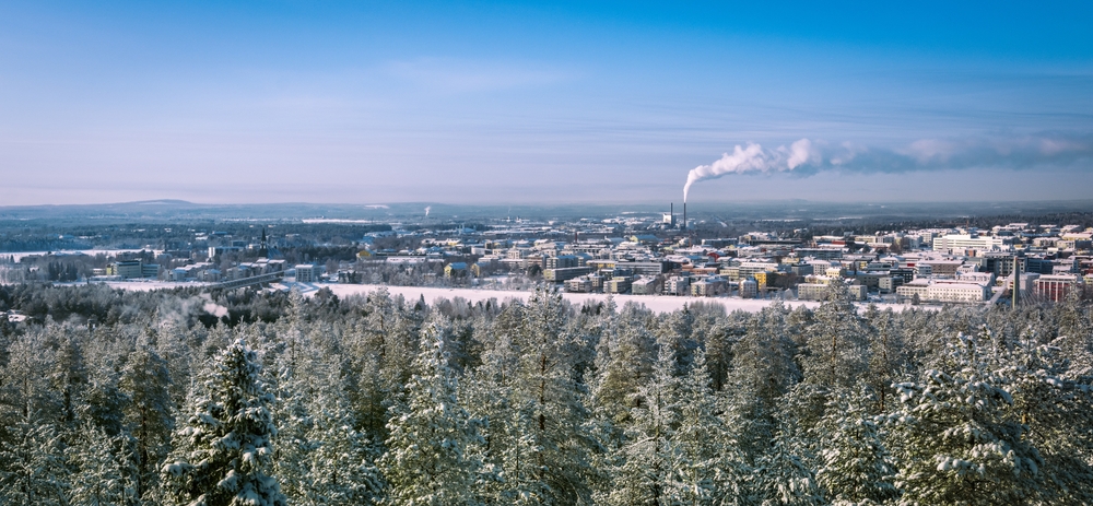 Panoramablick über die Stadt Rovaniemi im Winter in Lappland