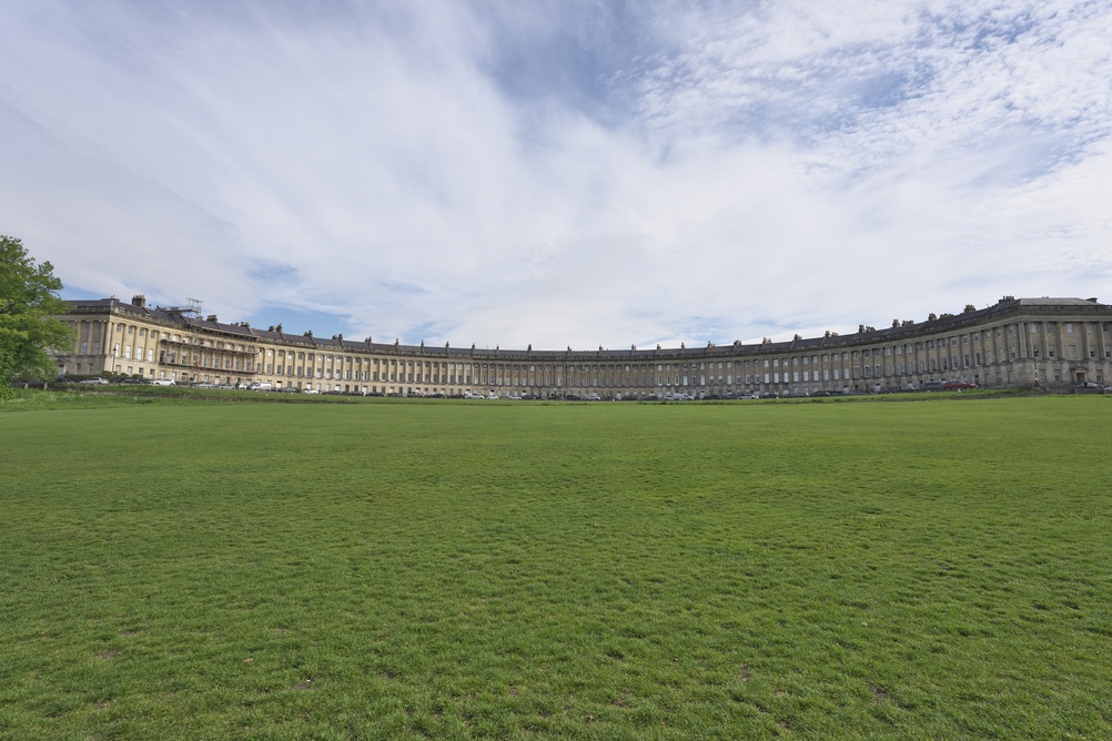 Die geschwungene Häuserreihe des Royal Crescent in Bath