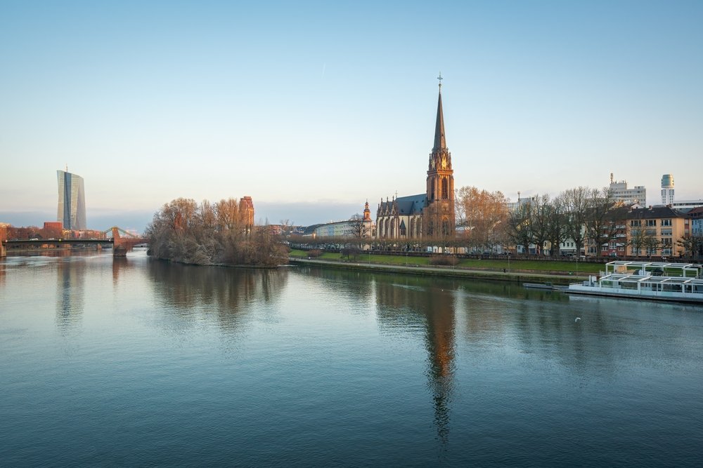 Sachsenhausen am Main mit der Dreikönigskirche in Frankfurt