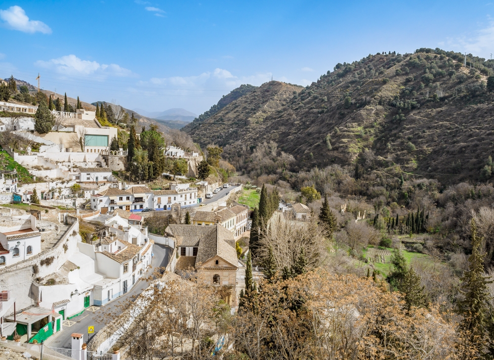 Das Viertel Sacromonte am Berghang in Granada in Andalusien