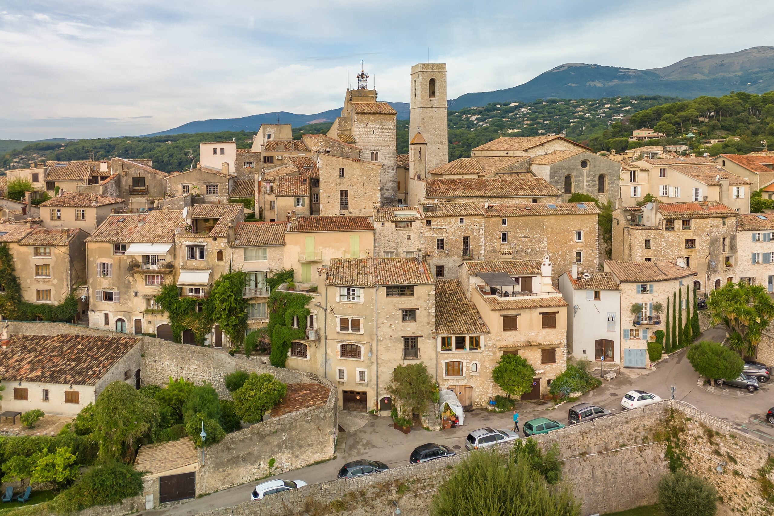 Das befestigte Dorf Saint-Paul-de-Vence aus der Luft