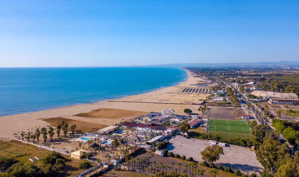 Der Sandstrand Playa südlich des Hafens von Catania aus der Luft