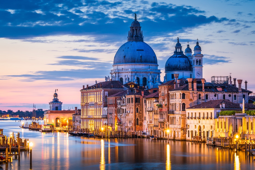 Santa Maria della Salute am Canal Grande in Venedig in der Abenddämmerung