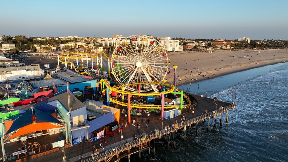 Santa Monica Pier mit dem Riesenrad im Pacific Park in Los Angeles