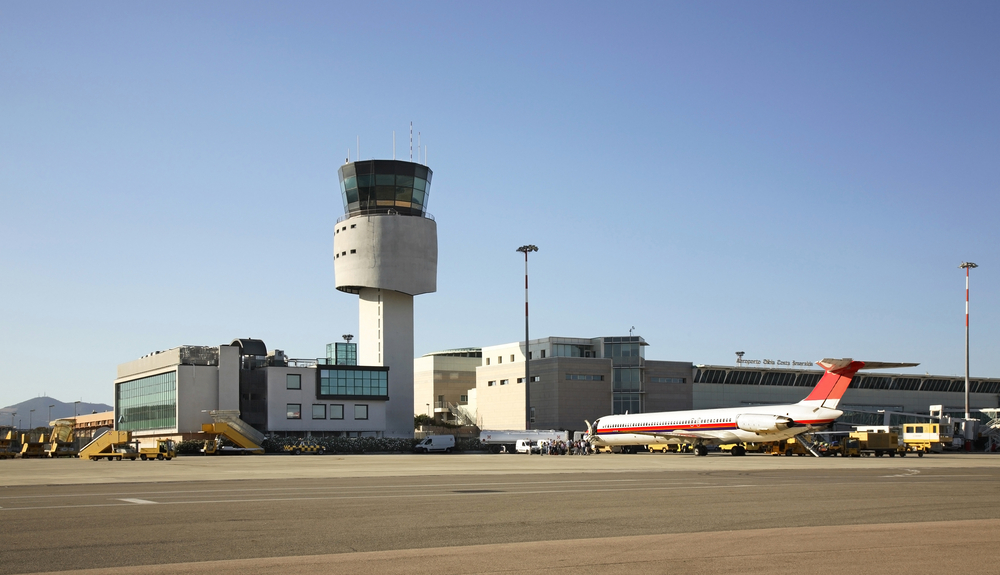 Flughafen Olbia Costa Smeralda auf Sardinien mit Kontrollturm und Terminal