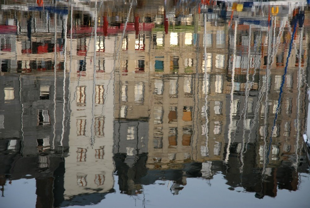Die schmalen Häuser rund um den alten Hafen Vieux Bassin in Honfleur, die sich im Wasser spiegeln