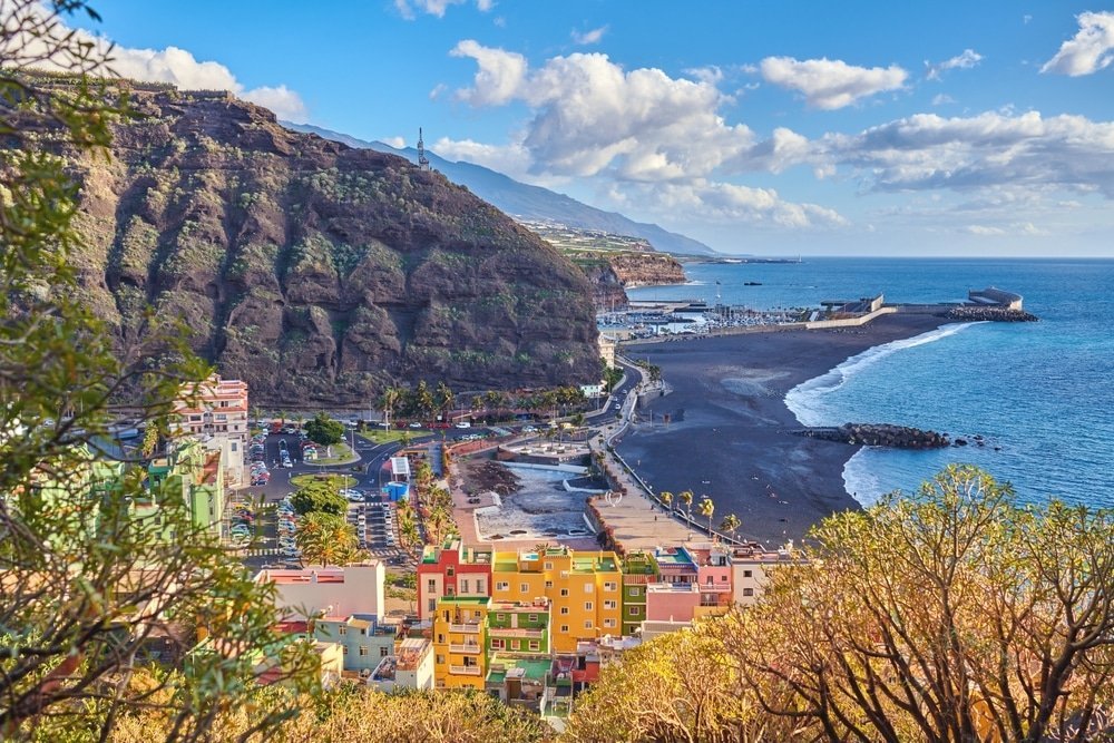 Der schwarze Sandstrand und die Häuser von Puerto de Tazacorte auf La Palma