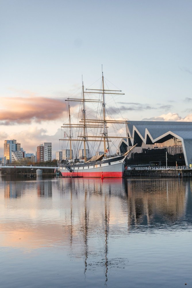 Das Segelschiff Glenlee am Riverside Museum am Fluss Clyde in Glasgow