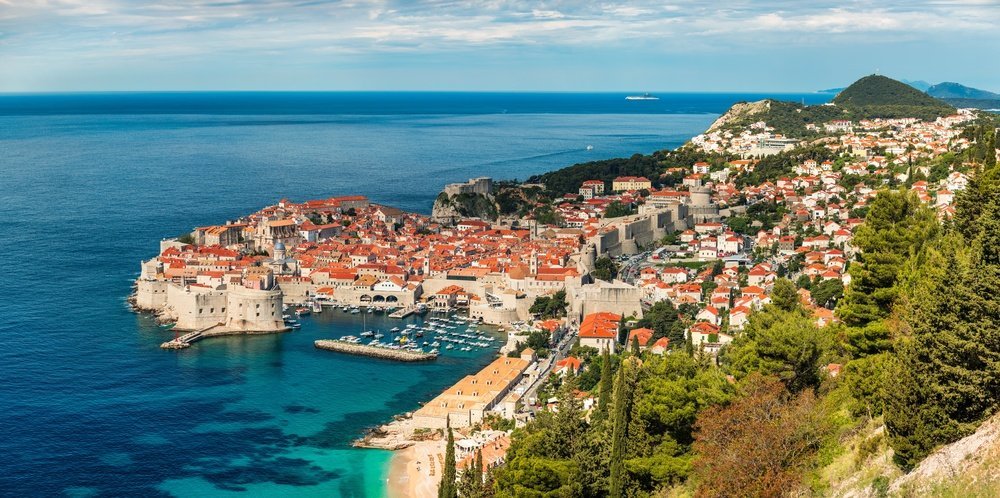 Die Altstadt von Dubrovnik mit der Stadtmauer und den roten Dächern aus der Luft gesehen