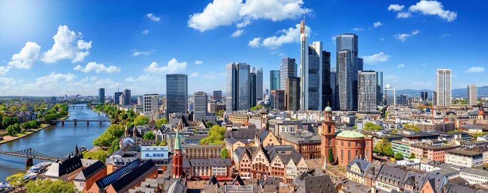 Die Skyline von Frankfurt mit der Altstadt, dem Main und den Wolkenkratzern im Bankenviertel