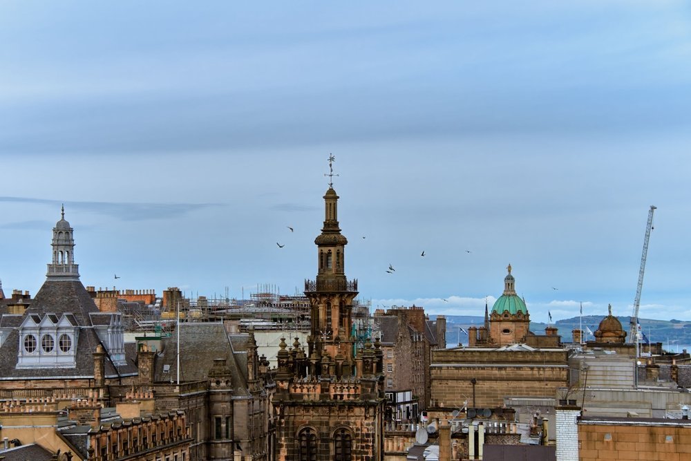 Historische Sandsteingebäude und Dächer im Zentrum von Glasgow