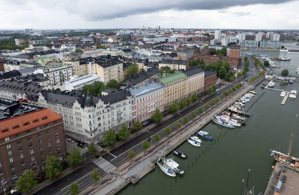 Luftaufnahme von Helsinki mit Kruununhaka, dem Hafen und den Kirchenkuppeln im Zentrum