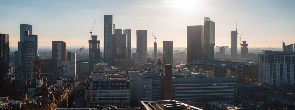 Das Zentrum von Manchester aus der Luft gesehen, mit Hochhäusern und roten Backsteingebäuden
