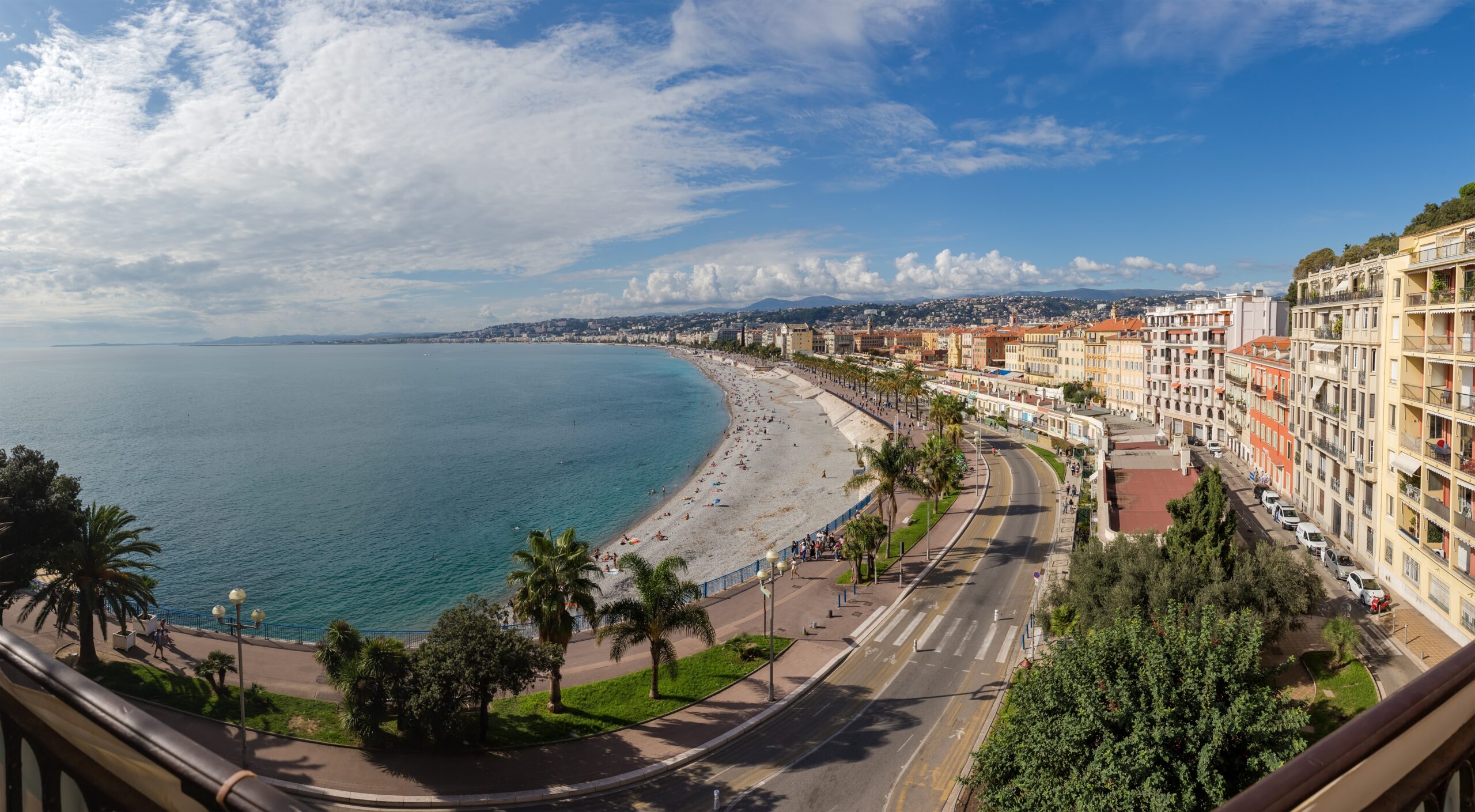 Promenade des Anglais und der Strand von Nizza vom Colline du Château aus gesehen