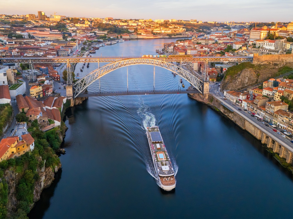 Drohnenblick über den Douro in Porto mit der Brücke Dom Luís I, Ribeira und Vila Nova de Gaia