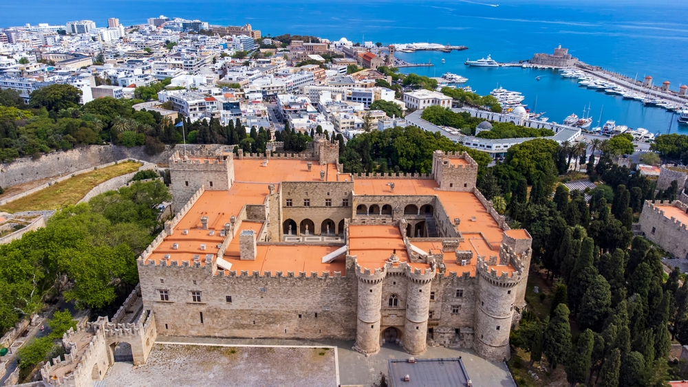 Die Altstadt von Rhodos-Stadt mit dem Großmeisterpalast aus der Luft