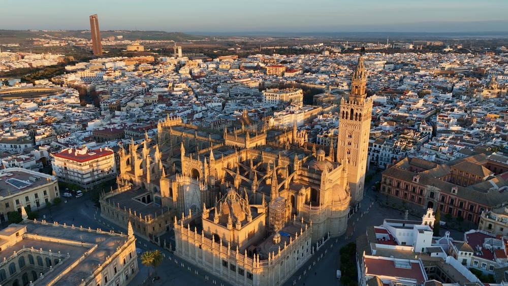 Das Zentrum von Sevilla aus der Luft bei Sonnenaufgang
